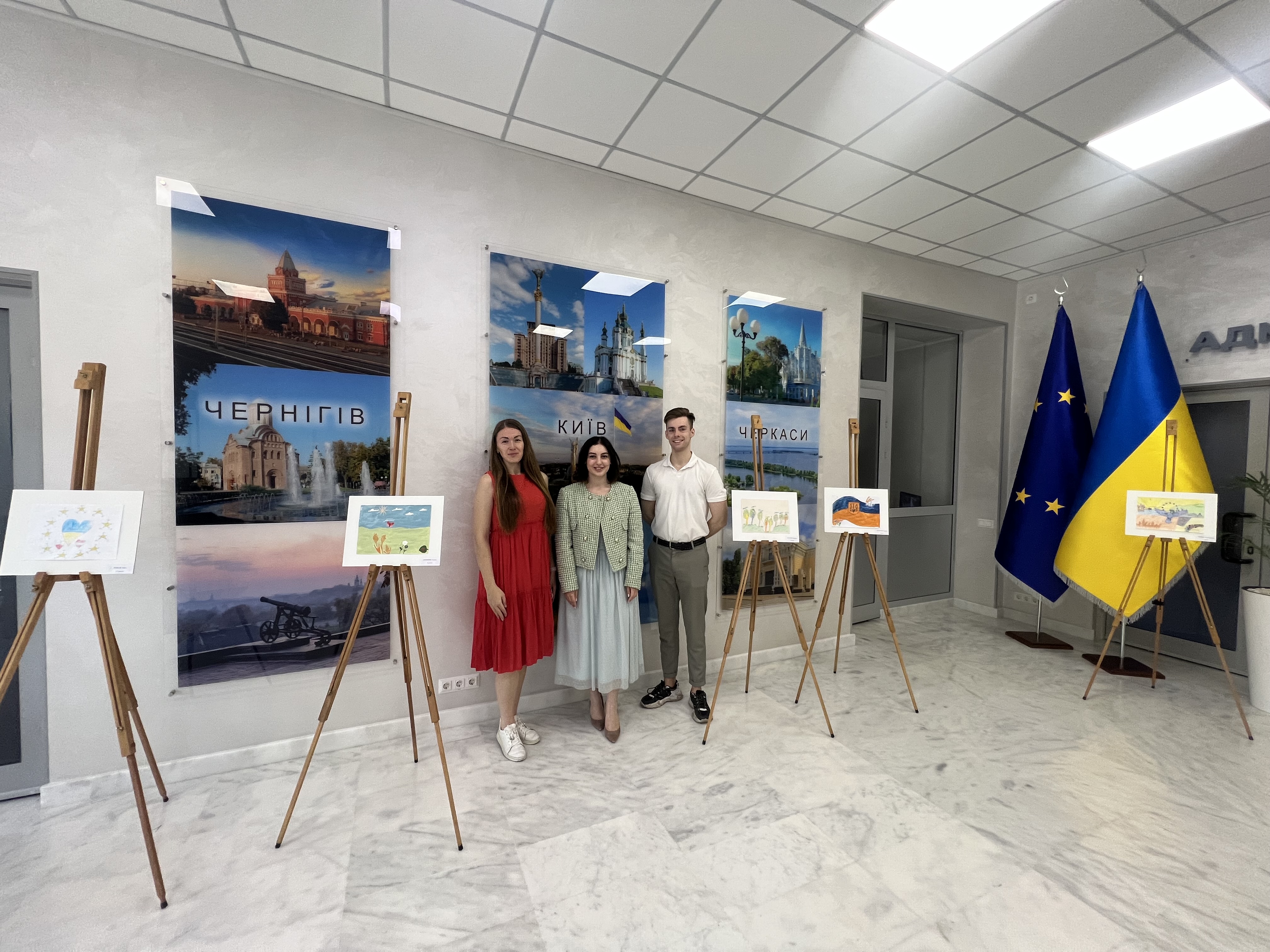 У Міжнародний день захисту дітей у стінах Шостого апеляційного адміністративного суду було презентовано виставку дитячих малюнків на тему: «Україна майбутнього».